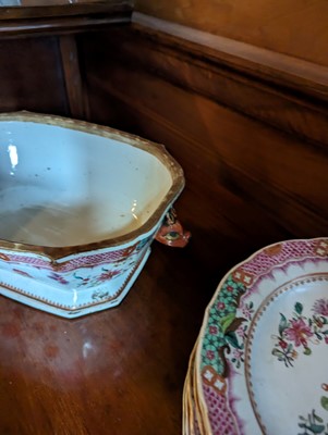 Lot 277 - ☘ An extensive famille rose dinner service