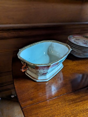 Lot 277 - ☘ An extensive famille rose dinner service