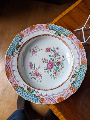 Lot 277 - ☘ An extensive famille rose dinner service