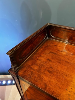 Lot 19 - A George III Sheraton Period mahogany bonheur-du-jour