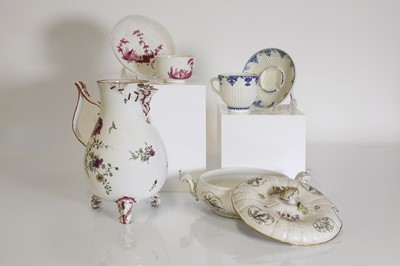 Lot 36 - A porcelain tureen