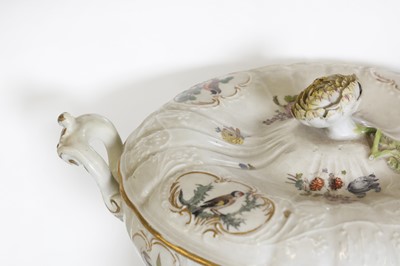 Lot 36 - A porcelain tureen