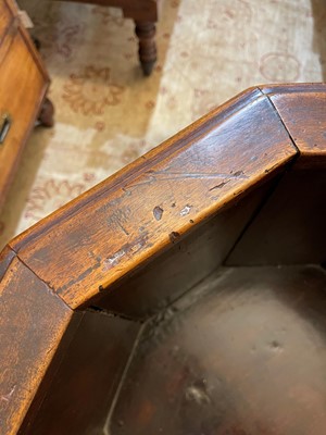 Lot 356 - A walnut 'sedile a pozzetto' chair