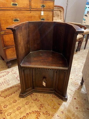 Lot 356 - A walnut 'sedile a pozzetto' chair