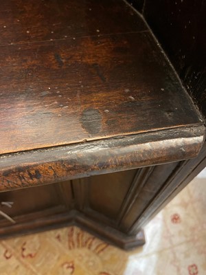 Lot 356 - A walnut 'sedile a pozzetto' chair