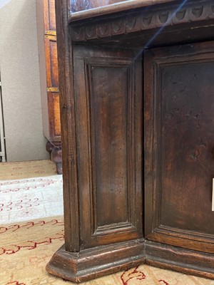 Lot 356 - A walnut 'sedile a pozzetto' chair
