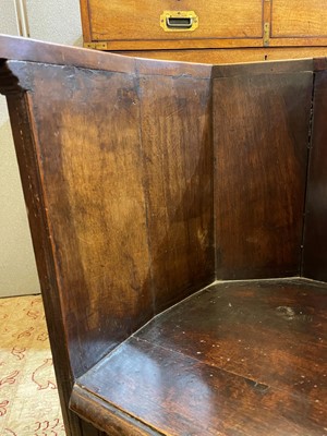 Lot 356 - A walnut 'sedile a pozzetto' chair