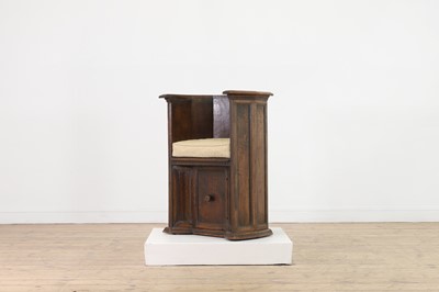 Lot 356 - A walnut 'sedile a pozzetto' chair