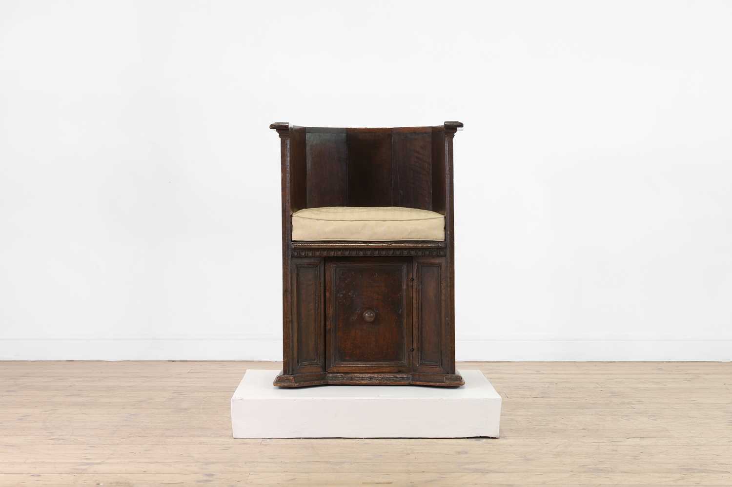 Lot 356 - A walnut 'sedile a pozzetto' chair