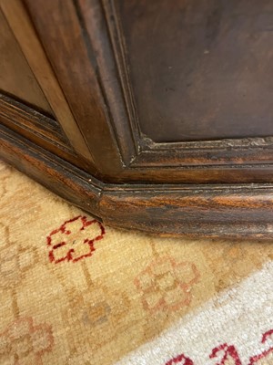 Lot 356 - A walnut 'sedile a pozzetto' chair