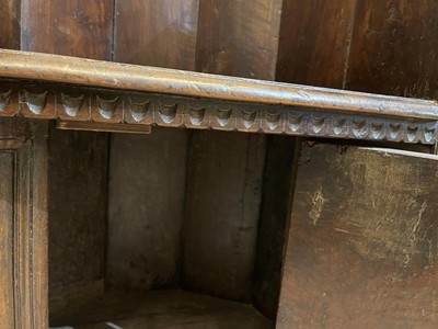 Lot 356 - A walnut 'sedile a pozzetto' chair