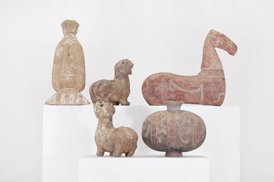 Lot 358 - A group of Chinese pottery items