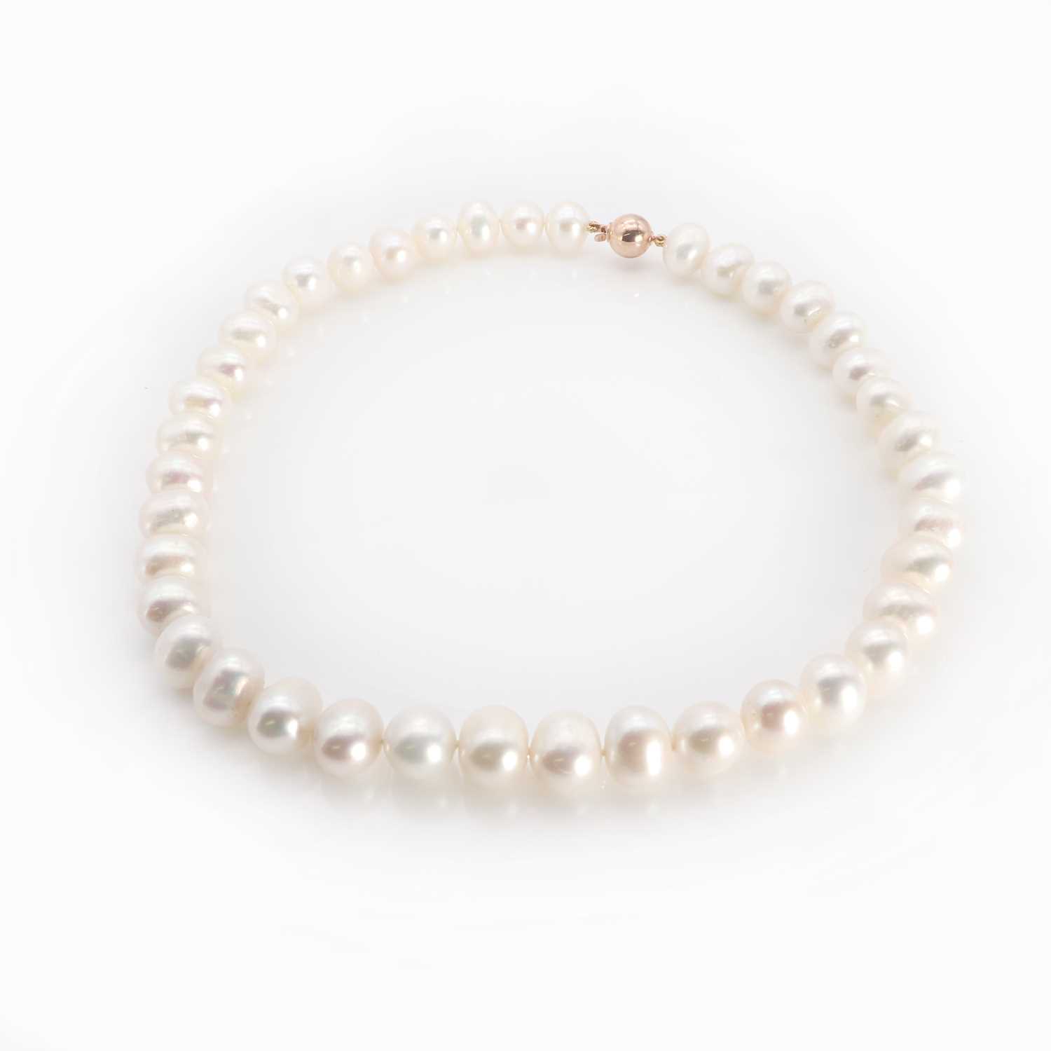 Lot 1217 - A single row cultured freshwater pearl necklace