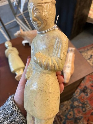 Lot 357 - A group of Chinese pottery items