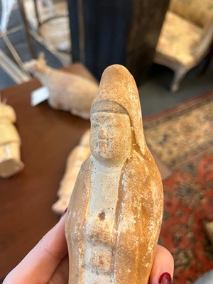 Lot 357 - A group of Chinese pottery items