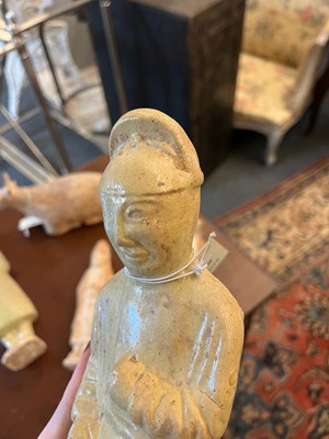 Lot 357 - A group of Chinese pottery items