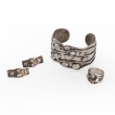 Lot 216 - A sterling silver moonstone jewellery set