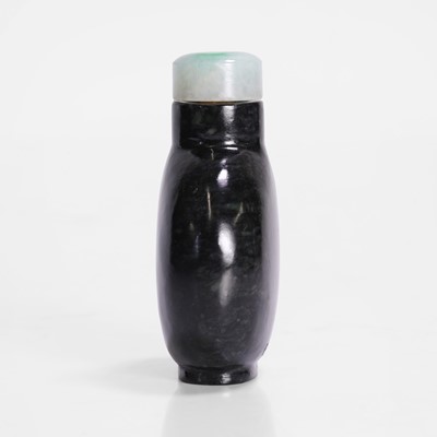 Lot 170 - A Chinese spinach jade snuff bottle