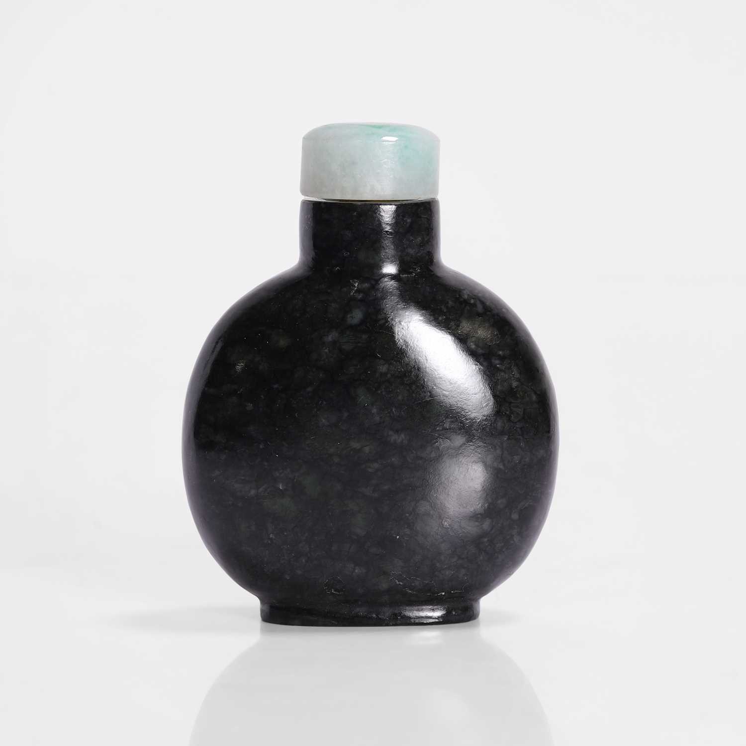 Lot 170 - A Chinese spinach jade snuff bottle