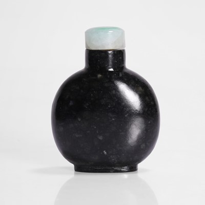 Lot 170 - A Chinese spinach jade snuff bottle