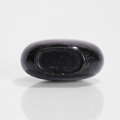 Lot 170 - A Chinese spinach jade snuff bottle