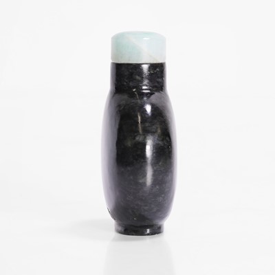 Lot 170 - A Chinese spinach jade snuff bottle