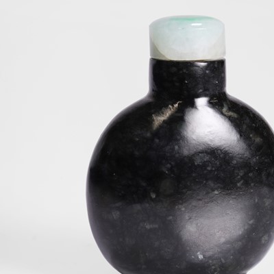 Lot 170 - A Chinese spinach jade snuff bottle