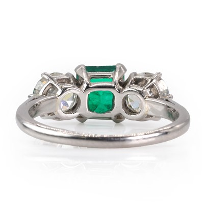 Lot 182 - An emerald and diamond three stone ring