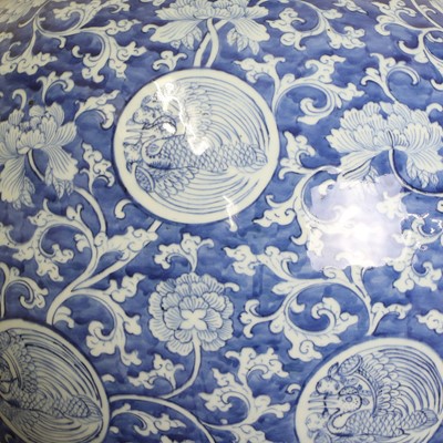 Lot 57 - A large Chinese blue and white vase