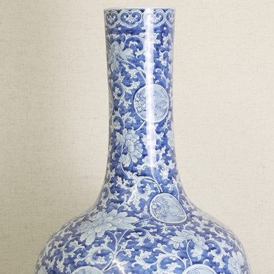 Lot 57 - A large Chinese blue and white vase