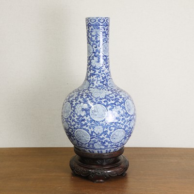 Lot 57 - A large Chinese blue and white vase