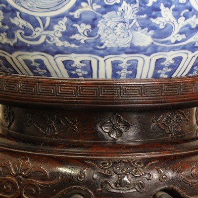Lot 57 - A large Chinese blue and white vase