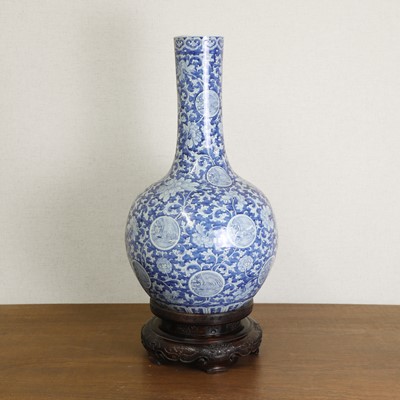 Lot 57 - A large Chinese blue and white vase