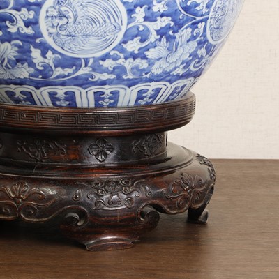 Lot 57 - A large Chinese blue and white vase