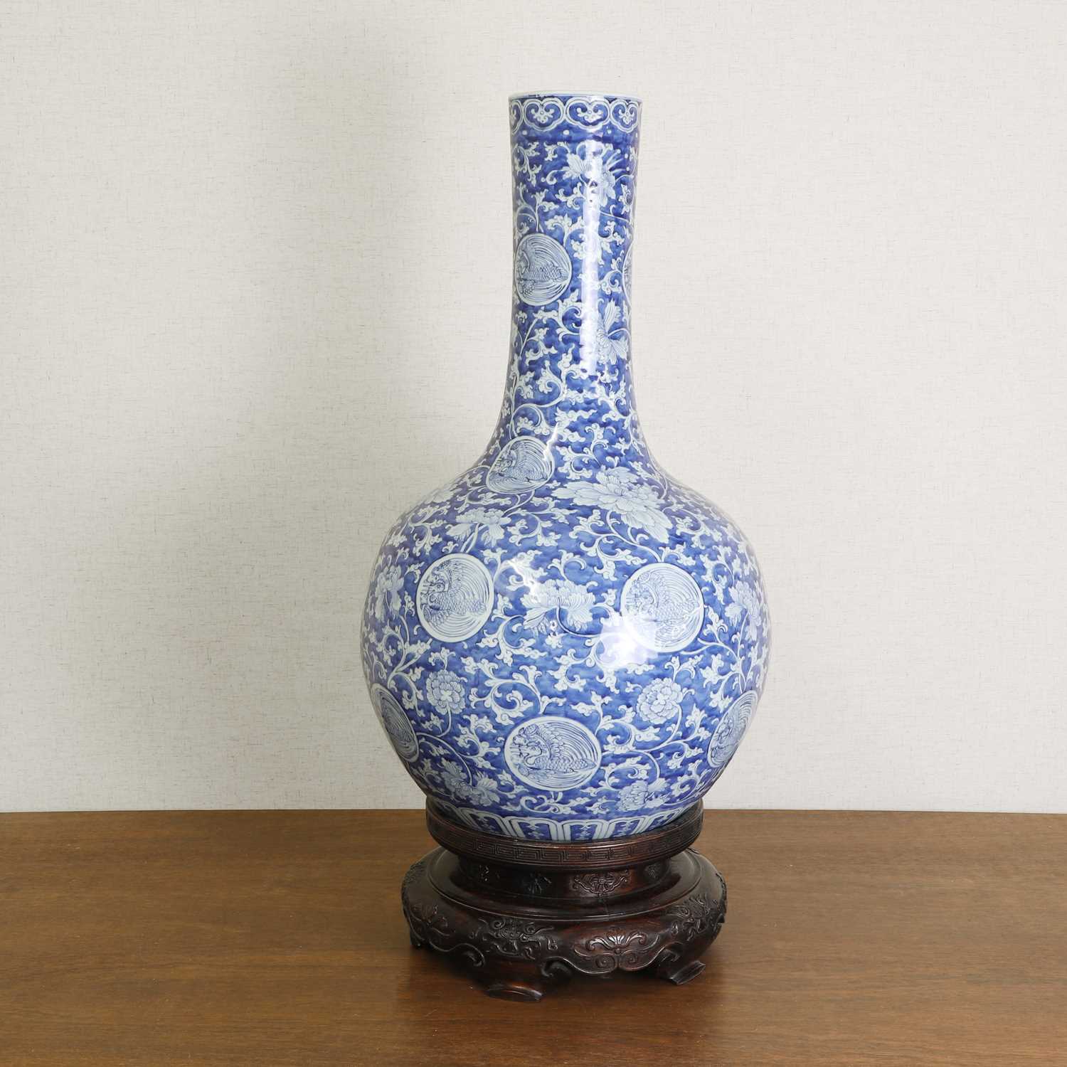 Lot 57 - A large Chinese blue and white vase