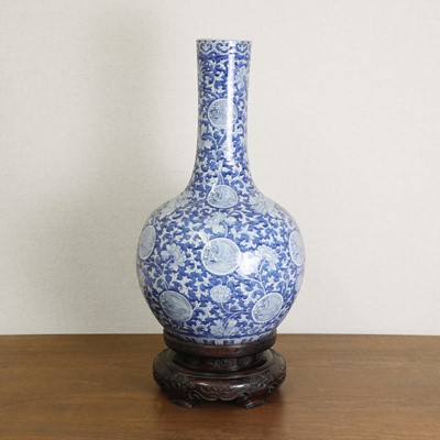 Lot 57 - A large Chinese blue and white vase