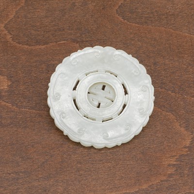 Lot 109 - A Chinese jade pendant
