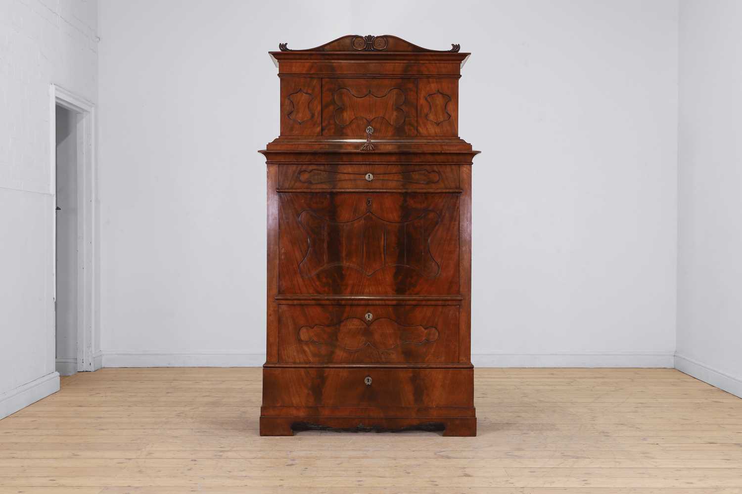 Lot 18 - A Biedermeier mahogany secrétaire à abattant