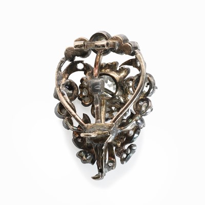 Lot 17 - A Victorian diamond cluster brooch
