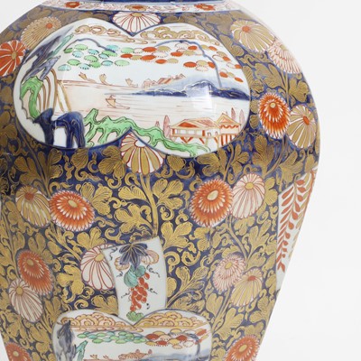 Lot 260 - A large Japanese Imari vase