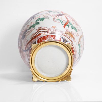 Lot 258 - A large Japanese Imari vase and cover