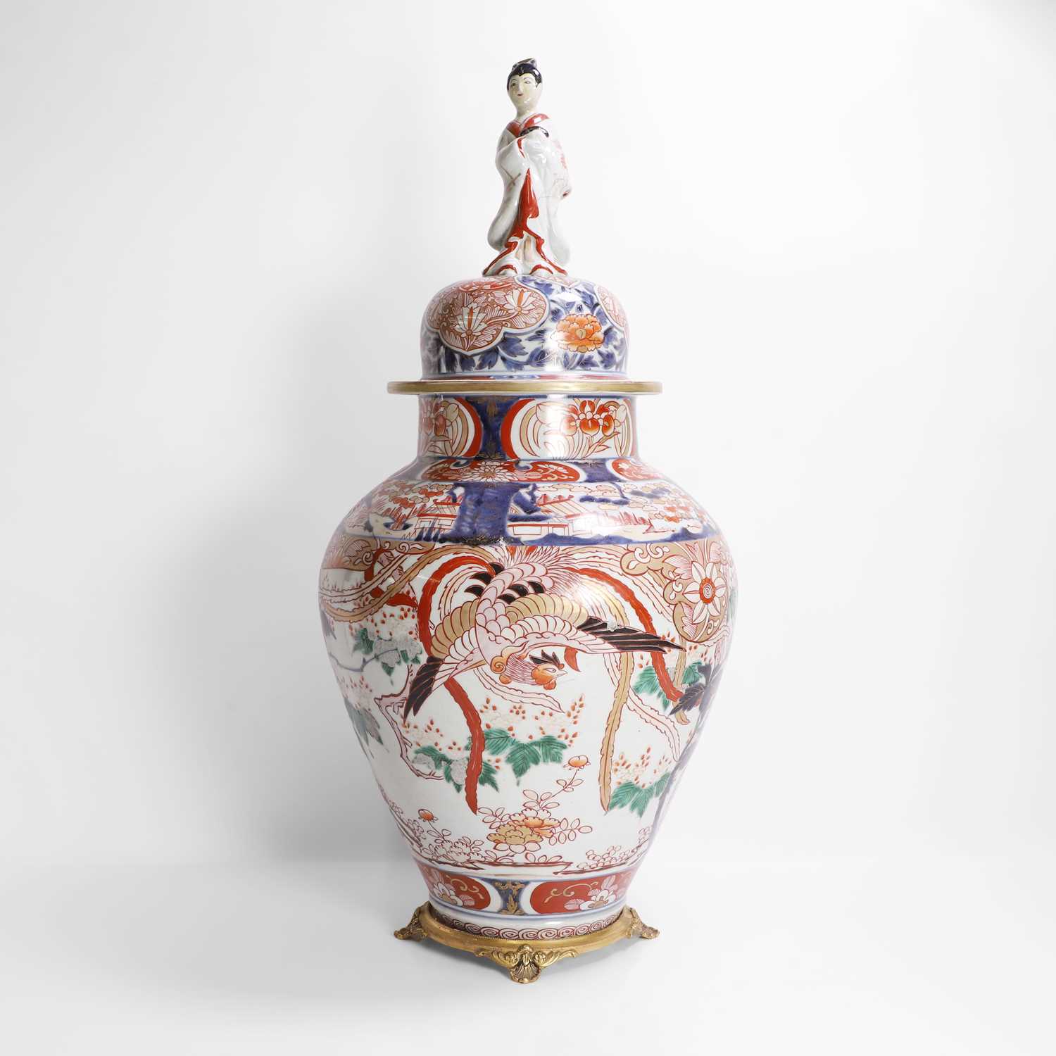 Lot 258 - A large Japanese Imari vase and cover