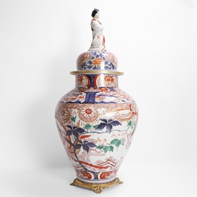 Lot 258 - A large Japanese Imari vase and cover