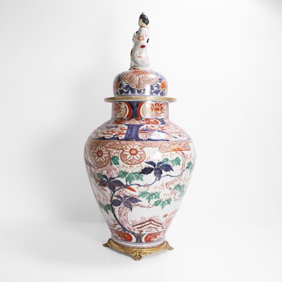 Lot 258 - A large Japanese Imari vase and cover