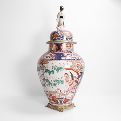 Lot 258 - A large Japanese Imari vase and cover
