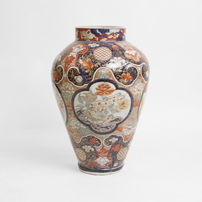 Lot 253 - A large Japanese Imari vase