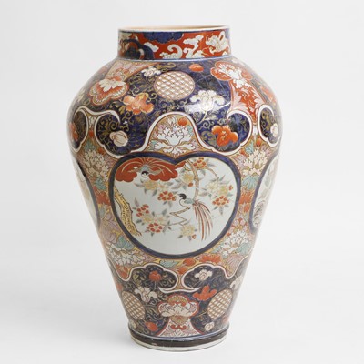 Lot 253 - A large Japanese Imari vase
