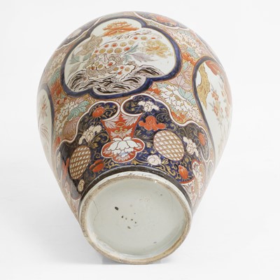 Lot 253 - A large Japanese Imari vase