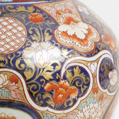 Lot 253 - A large Japanese Imari vase