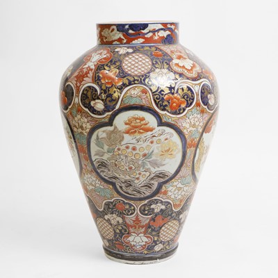 Lot 253 - A large Japanese Imari vase